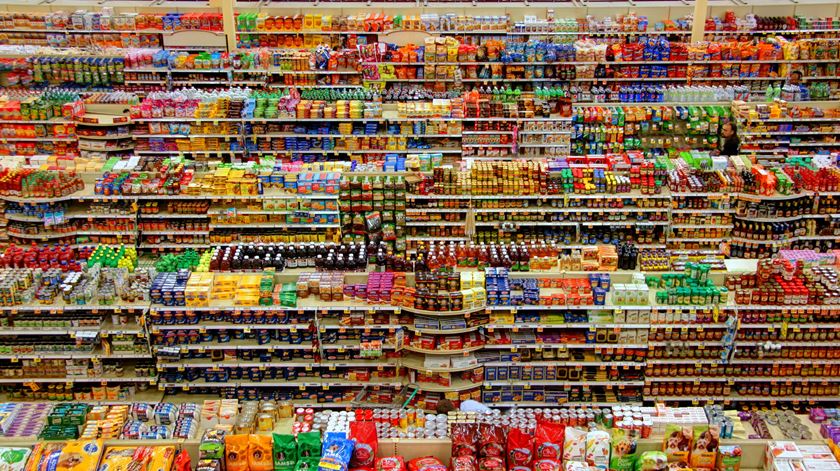 O posicionamento dos produtos processados no supermercados devia ser regulado, defende Alberto Alemmano. Foto: Peter Bond