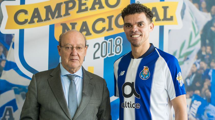 Pinto da Costa e Pepe posam para a fotografia. Foto: FC Porto