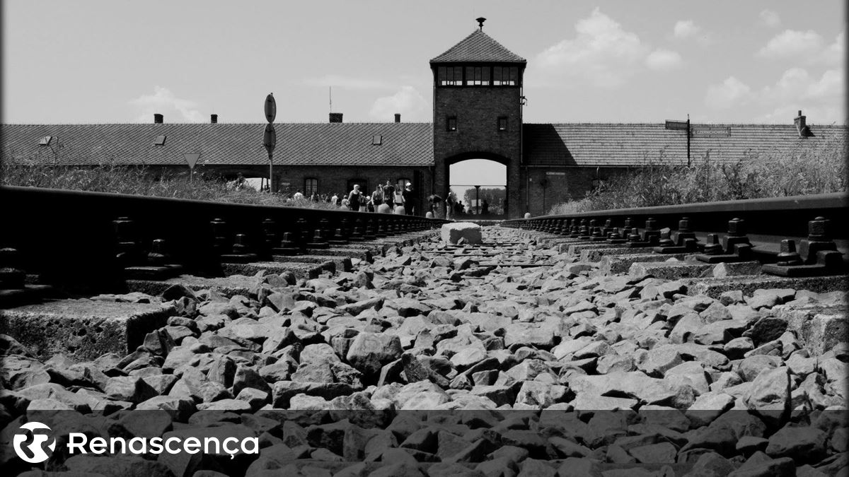 Grupo de sobreviventes do Holocausto assinalam data de libertação de Auschwitz