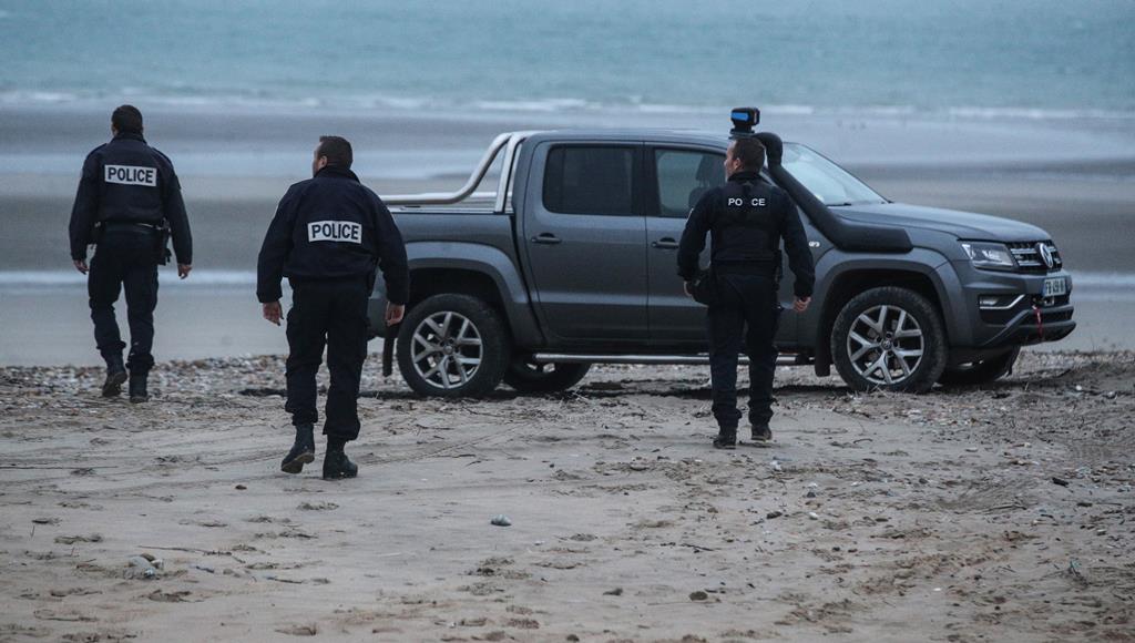 Polícia inspeciona praia do lado francês do Canal da Mancha depois do naufrágio que matou 27 migrantes, a 25 de novembro de 2021. Foto: Mohammed Badra/EPA