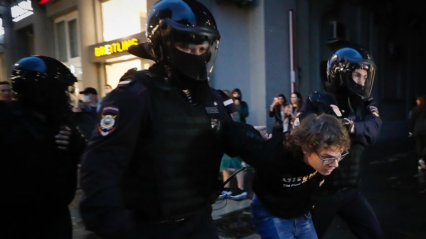 Polícias detêm manifestante contra Putin em Moscovo. Foto: Yuri Kochetkov/EPA