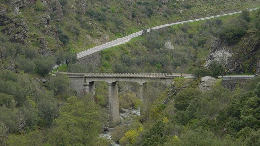 A ponte sobre o Rio Maças. Foto: DR