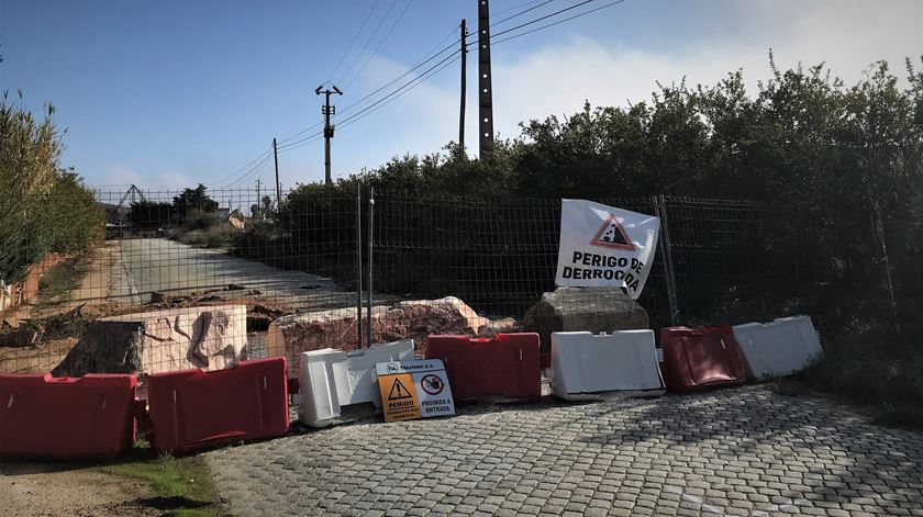 População e empresários continuam a pedir a reabertura da estrada que liga os concelhos vizinhos. Foto: Rosário Silva/RR