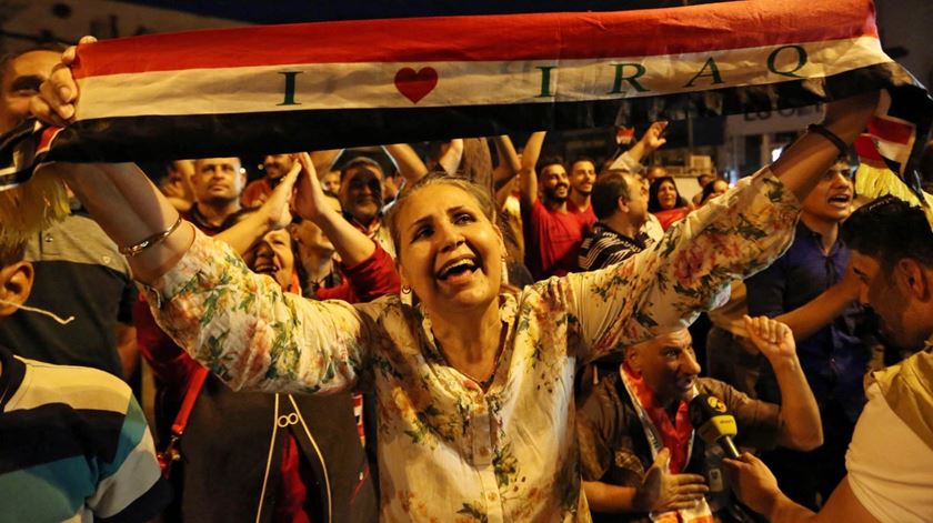 Populares festejam a derrota do Estado Islamico em Mossul. Foto: Ali Abbas/EPA