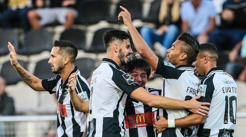 Shoya celebra um dos seus dois golos ao Feirense com os companheiros. Foto: Luís Forra/Lusa