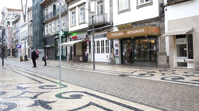 Rua de Santa Catarina, Porto, depois do recolher obrigatório. Foto: Inês Rocha/RR