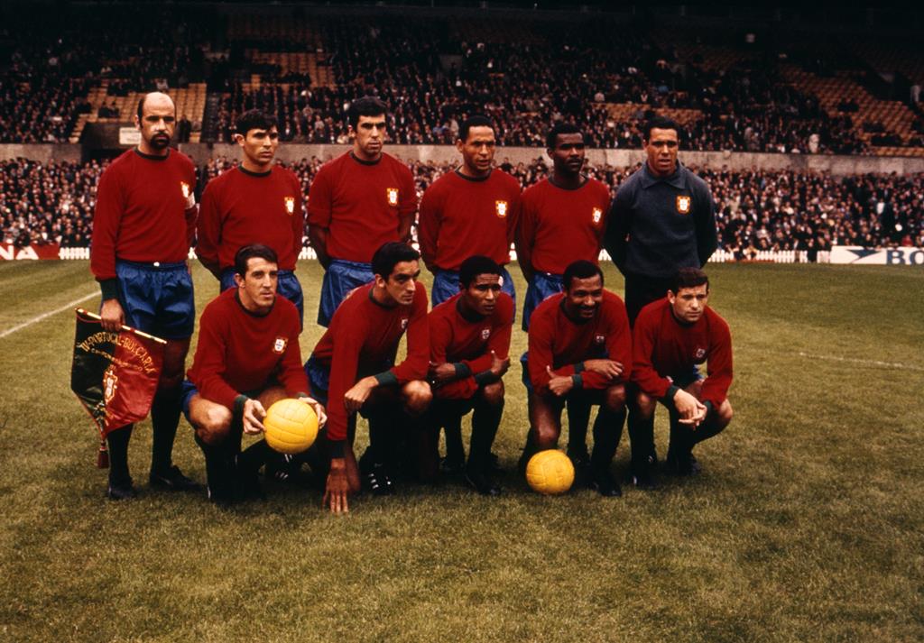 José Augusto com a bola nas mãos em Inglaterra, no Mundial de 1966 Foto: PA Images via Reuters Connect