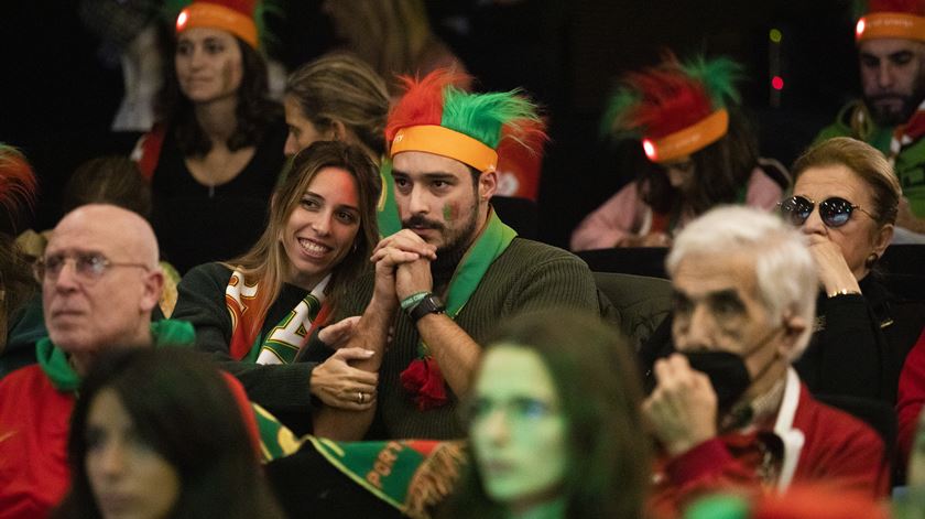 Adeptos assistem ao Portugal - Uruguai no auditório da Renascença foto: Ricardo Fortunato/RR