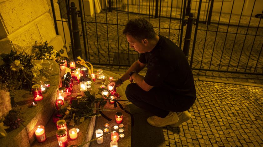 Um homem acende uma vela junto à embaixada britânica em Praga, na República Checa. Foto: EPA/MARTIN DIVISEK