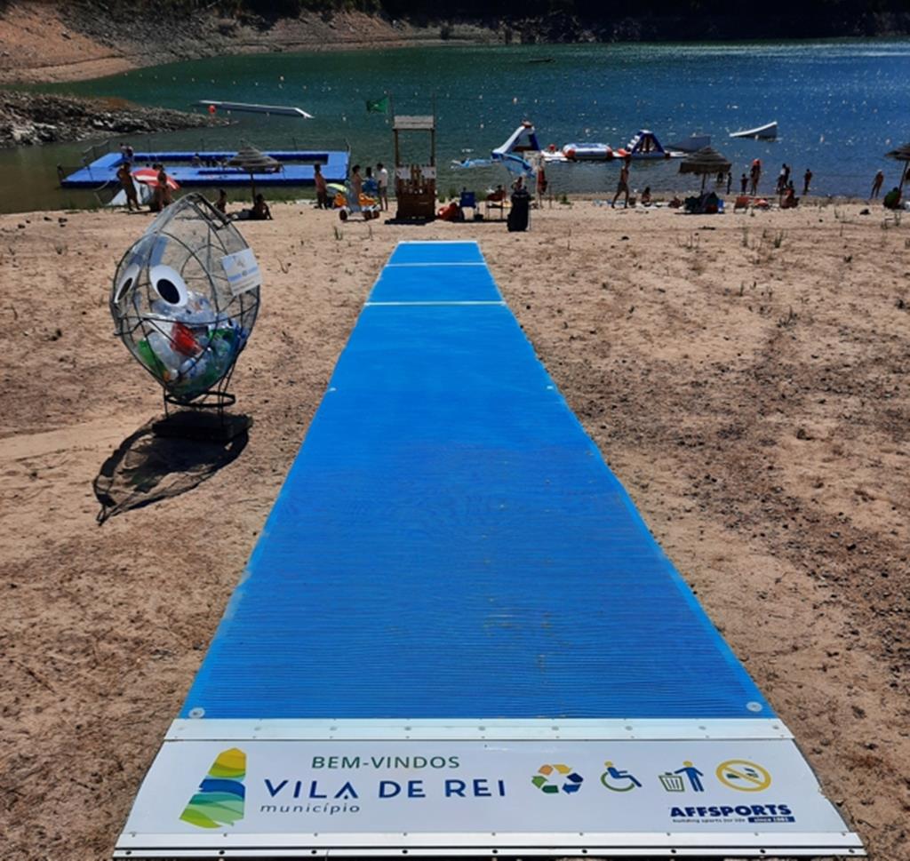 Escultura metálica para recolha de plástico na Praia fluvial de Fernandaires, Vila de Rei. Foto: Facebook da Câmara Municipal de Vila de Rei