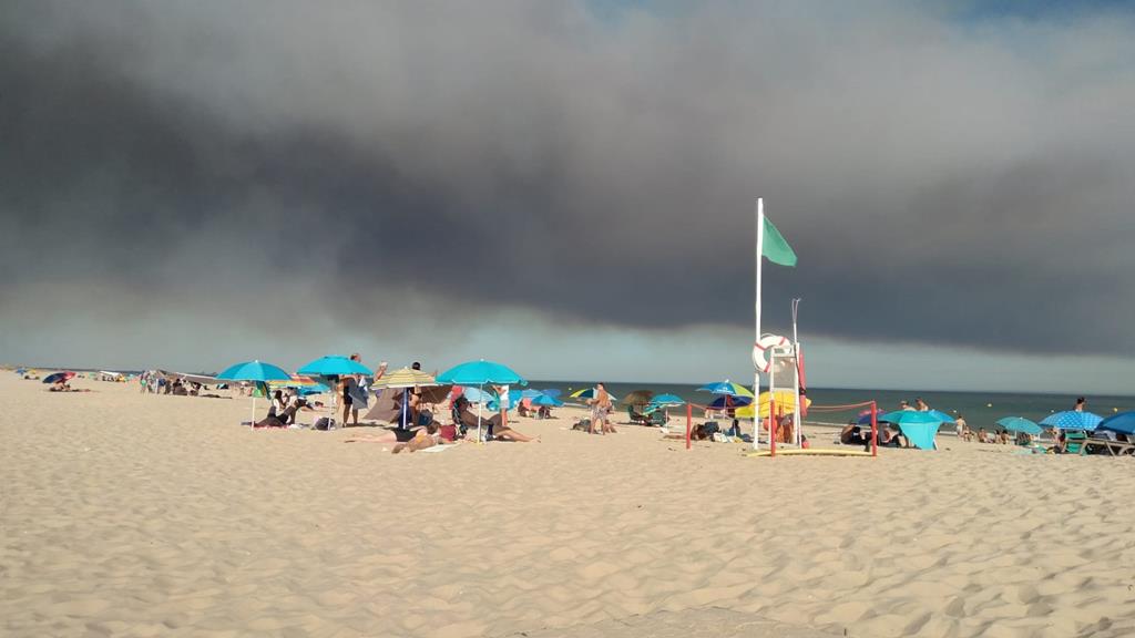 Fumo do incêndio de Castro Marim visível na praia de Cabanas, em Tavira. Foto: Ana Marta