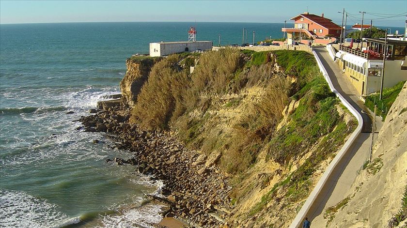 Autoridades proibiram banhos na praia do Magoito, em Sintra, após detetada presença de medusas 
