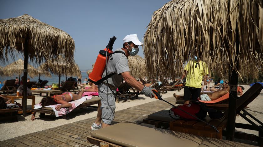Desinfeção de praia em Atenas, na Grécia. Foto: Costas Baltas/Reuters