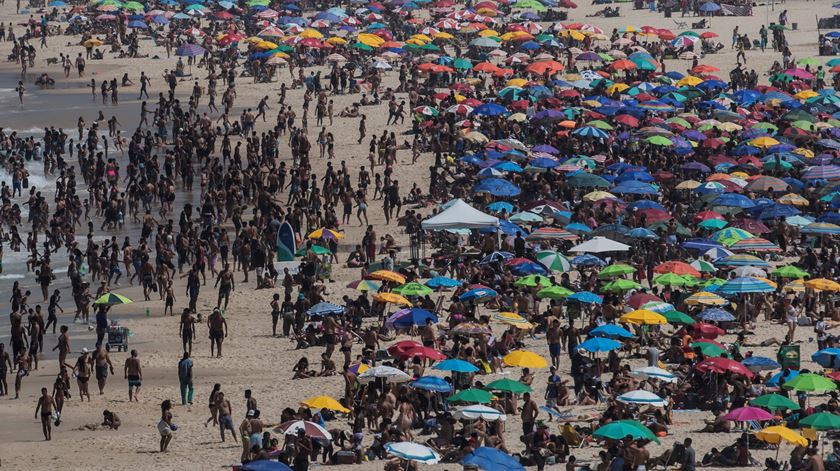 Praias do Rio de Janeiro cheias apesar da Covid. Foto: António Lacerda/EPA