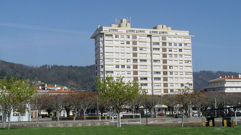 A demolição do edifício, situado em pleno centro histórico da cidade, está prevista desde o ano 2000, ao abrigo do programa Polis. Foto: Wikipedia