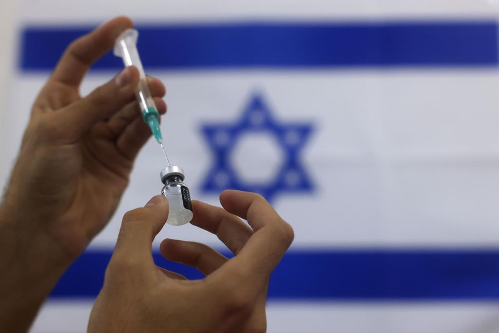 Preparação vacina Pfizer Hospital Israel Foto Tsafrir Abayov AP