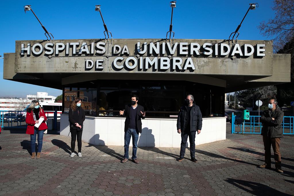 João Ferreira junto à portaria do Centro Hospitalar e Universitário de Coimbra. Foto: Paulo Novais/Lusa