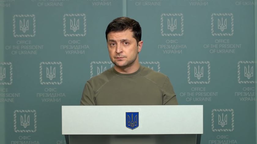 24 de Fevereiro - Presidente da Ucrânia, Volodymyr Zelensky, faz um breve e desafiante discurso nacional para declarar a lei marcial e a mobilização geral  Frame vídeo