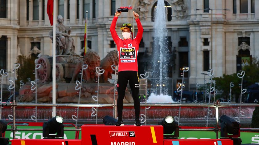 Primoz Roglic celebra triunfo na Vuelta em Madrid Foto: Sergio Pérez/Reuters