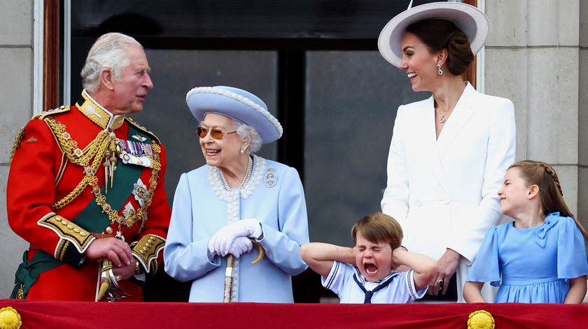 Príncipe Louis faz birra durante jubileu de platina da rainha Isabel II de Inglaterra (02/06/2022) Foto: Hannah Mckay/Reuters