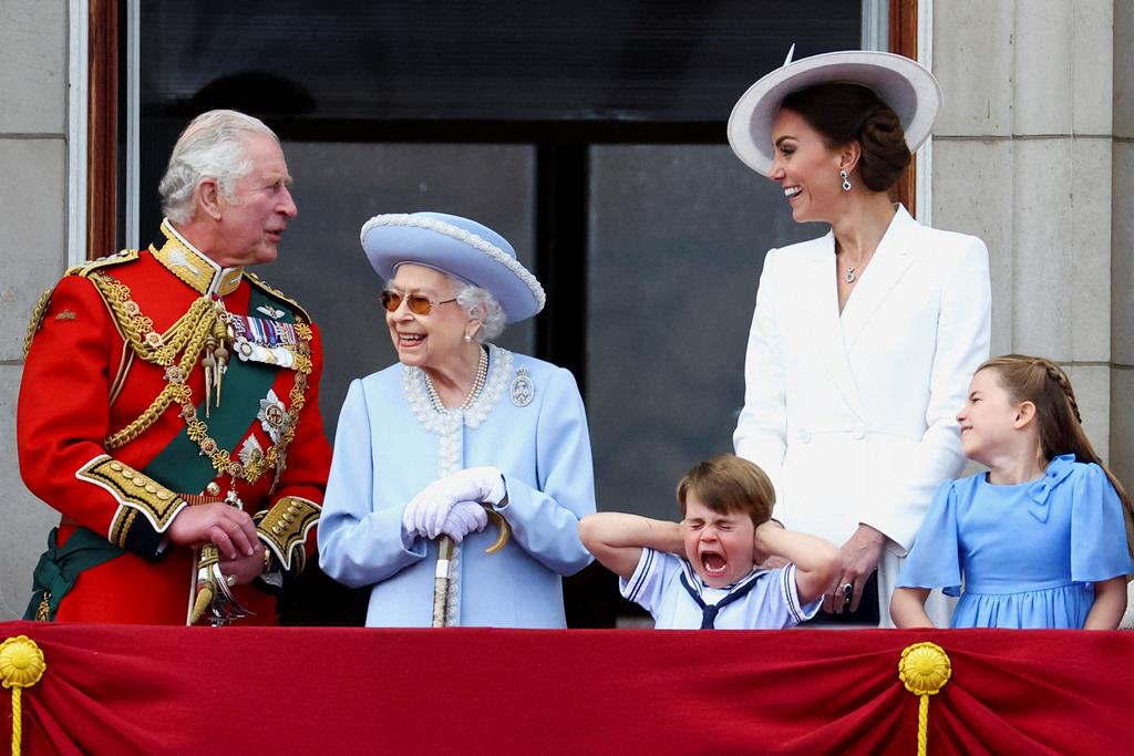 Príncipe Louis mostra o seu descontentamento. Foto: Hannah Mckay/Reuters