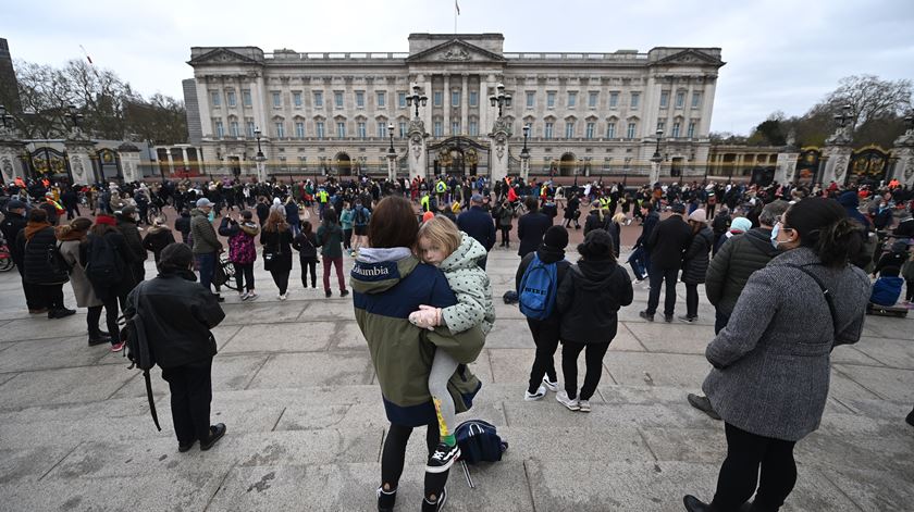 No último adeus a Filipe Mountbatten, centenas de pessoas manifestaram apoio à família real britânica. 