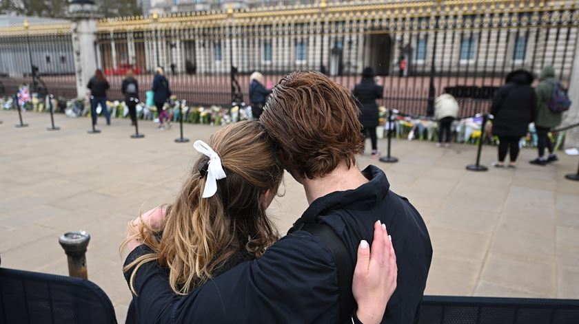 Centenas de britânicos prestaram homenagem ao Duque de Edimburgo, junto ao Buckingham Palace. Foto: Andy Rain/ EPA