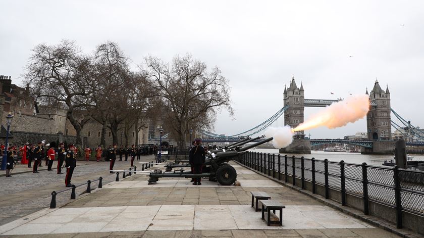 41 salvas de tiros de canhão foram disparadas, este sábado, em homenagem ao príncipe Filipe. Foto: Dave Jenkins / EPA