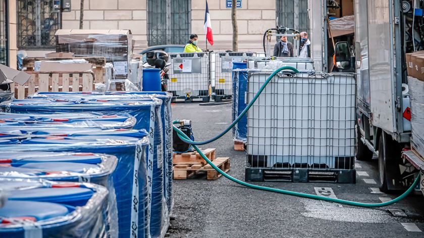 Farmácia de Paris produz gel desinfetante na rua. Foto: ABACA Pictures/Reuters