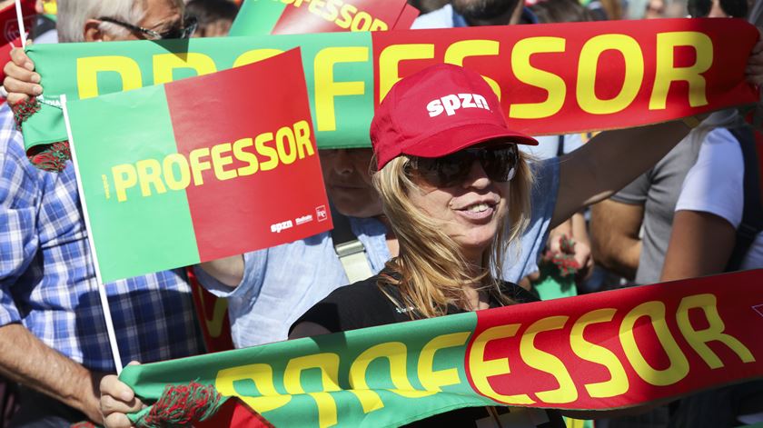 Desfile do Dia Mundial do Professor, em Lisboa, este sábado. Foto: EPA/Manuel de Almeida