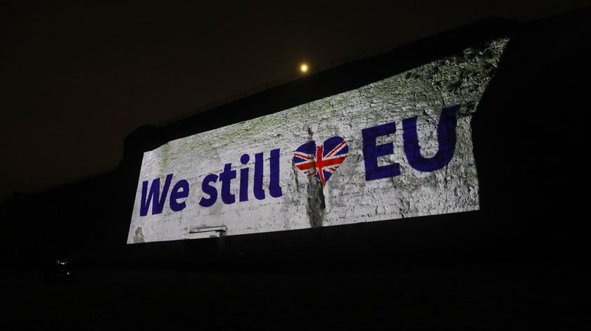 Projeção na cidade costeira de Ramsgate, Inglaterra, em que se lê "Ainda amamos a União Europeia". Autor da projeção é o eurodeputado britânico pró-UE, Antony Hook. Foto: Vickie Flores/EPA