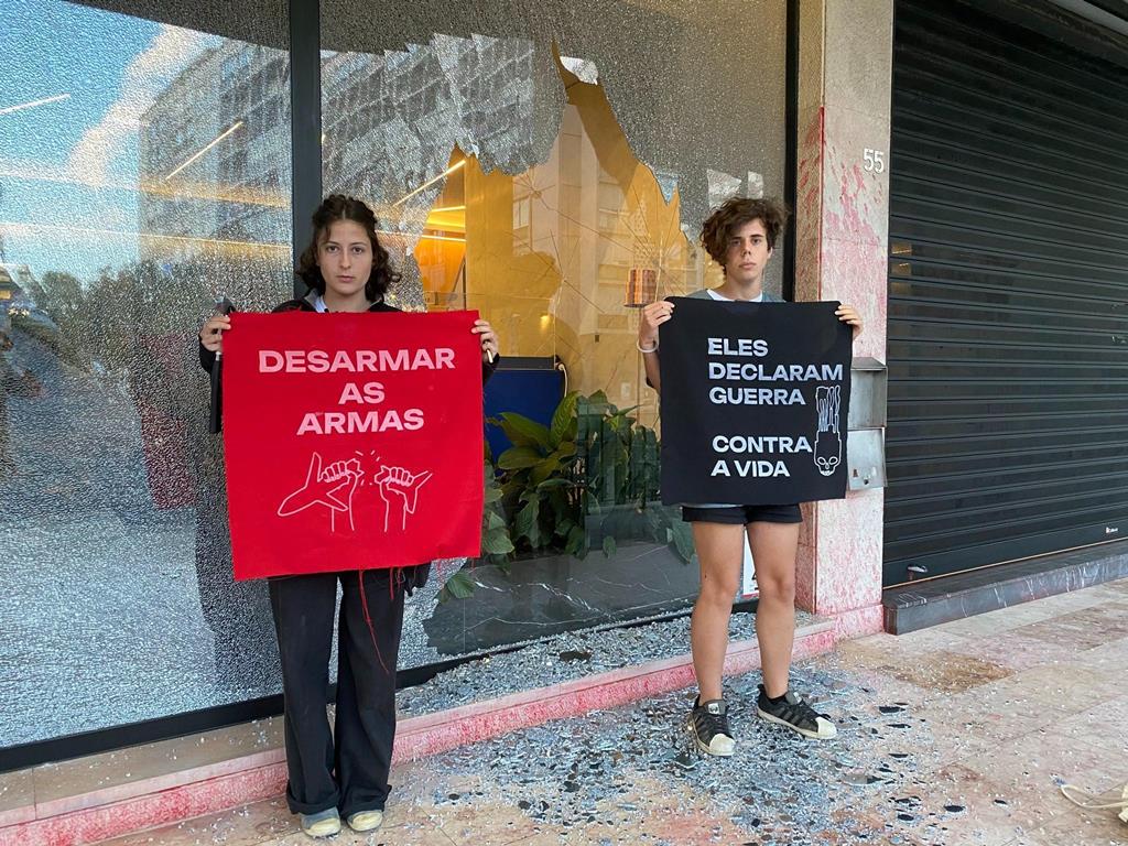 Protesto Climáximo ativistas estilhaçam vidro da fachada da sede da REN em Lisboa. Foto: Climáximo