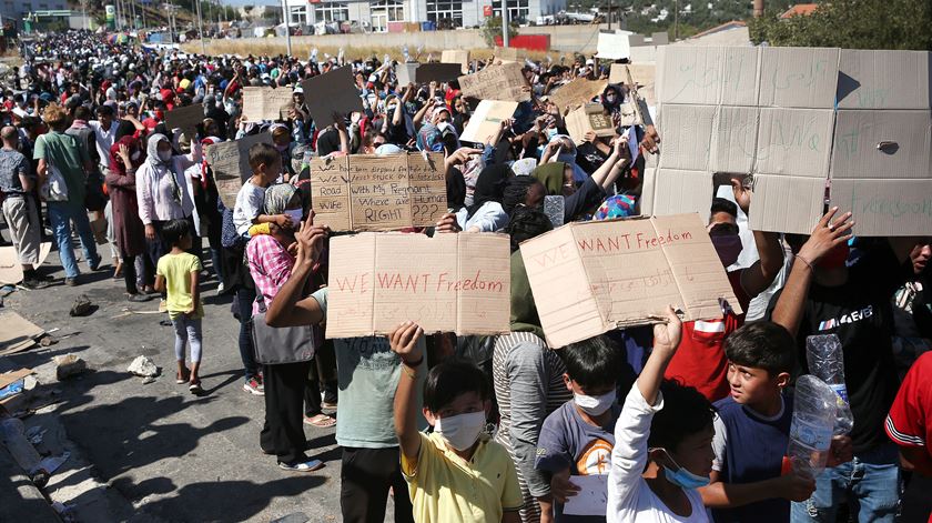 Protesto no campo de refugiados de Kara Tepe, perto do campo de Moria. Foto: Orestis Panagiotou/EPA
