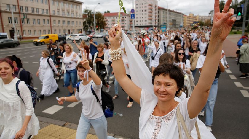 Mulheres protestam na Bielorrússia contra a detenção de manifestantes. Foto: Tatitana Zenkovich/EPA