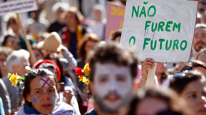 Protesto em abril contra o furo de Aljezur. Foto: António Pedro Santos/EPA