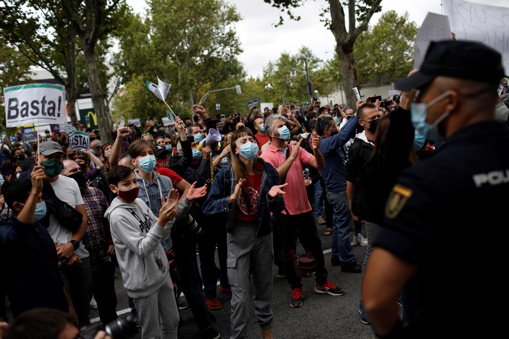 Protesto em Madrid contra o confinamento, em Setembro do ano passado. Foto: David Fernandez/EPA