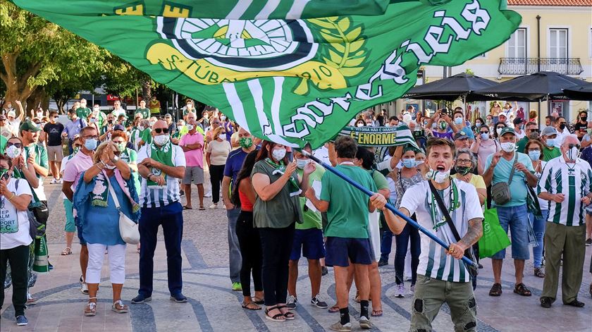 Adeptos mostraram o apoio ao clube junto ao Estádio do Bonfim. Foto: Rui Minderico/Lusa