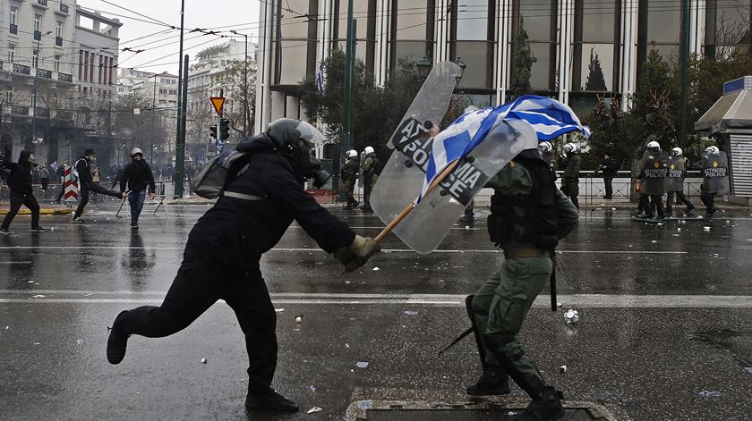 Protestos deste fim-de-semana em Atenas culminaram em confrontos. Foto: Yannis Kolesidis/EPA