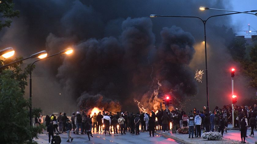 No protesto da extrema-direita, que fomentou motins desta madrugada, seis pessoas foram detidas por "incitamento ao ódio". Foto: EPA