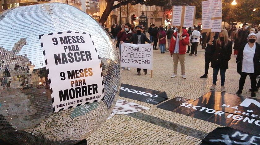 Mais de mil empresários manifestaram-se esta sexta-feira na Avenida dos Aliados, no Porto. Foto: Pedro Mesquita/RR