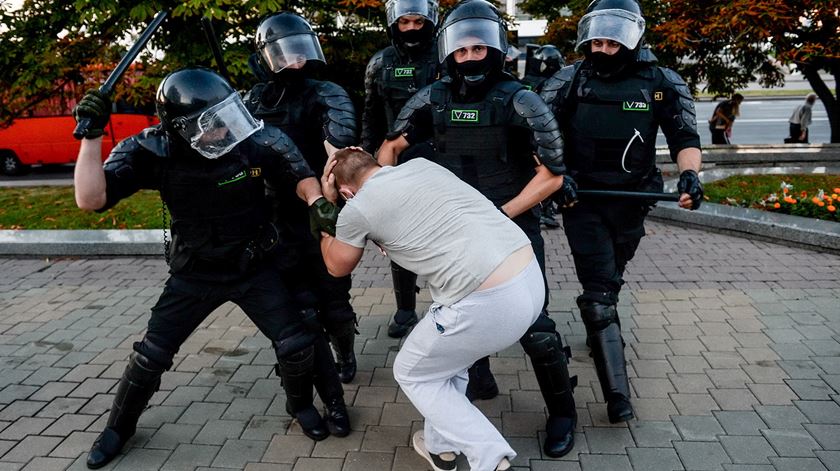 Polícia anti-motim detém manifestante em Minsk, capital da Bielorrússia, em renovados protestos contra resultados das eleições presidenciais. Foto: Yauhen Yerchak/EPA