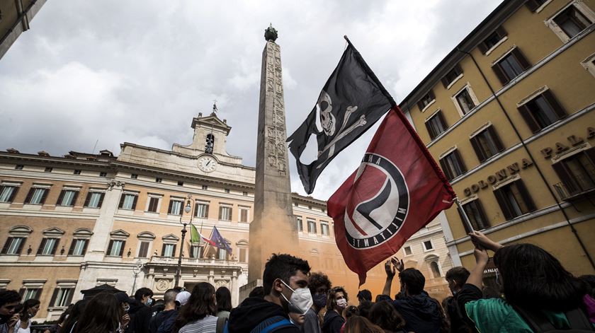 Estudantes protestam em Roma contra restrições aplicadas nas universidades face à pandemia de Covid-19. Foto: Angelo Carconi/EPA
