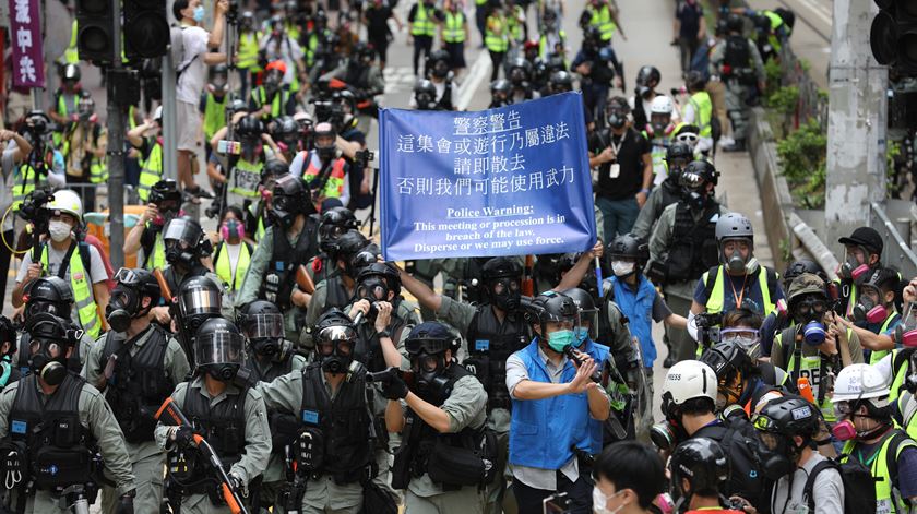 Manifestantes como os que se vêm na fotografia passam a incorrer em penas graves em Hong Kong. Foto: Jerome Favre/EPA
