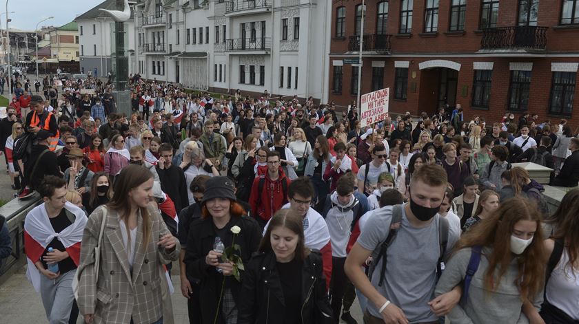 Na terça-feira, milhares de estudantes marcharam em Minsk em solidariedade com presos políticos e opositores espancados e detidos em protestos contra Yukashenko. Foto: EPA