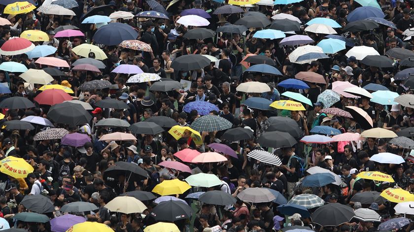 Milhares na rua, em protesto, em Hong Kong. Foto: Jerome Favre/EPA.