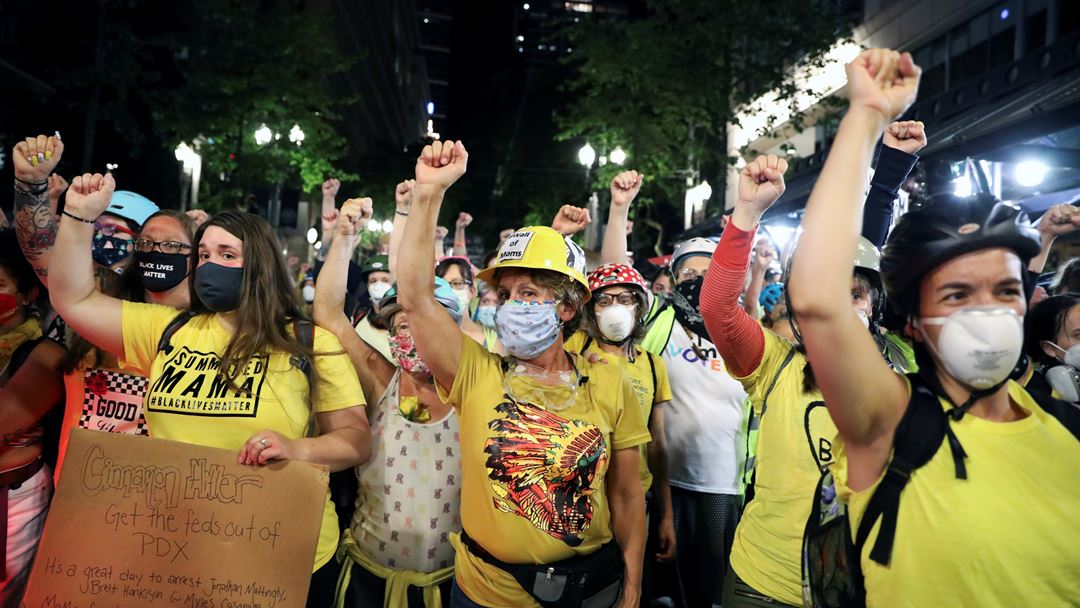 Grupo de mães tem servido como "escudo humano" entre a polícia e os manifestantes. Foto: Caitlin Ochs/Reuters