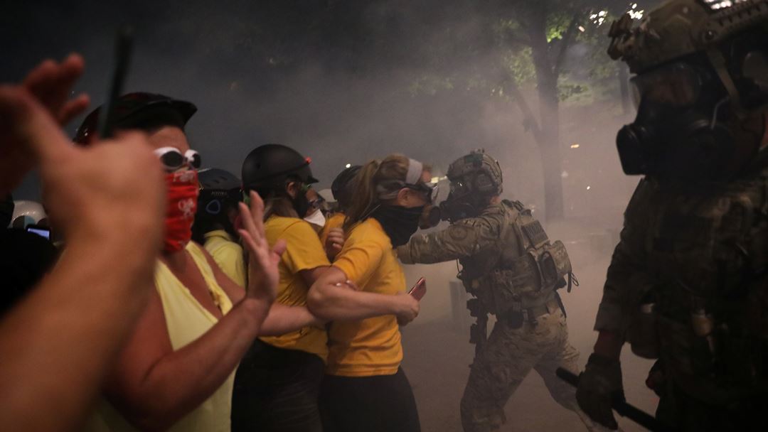 Apesar do "muro de mães", a violência nos protestos de Portland continua. Foto: Caitlin Ochs/Reuters