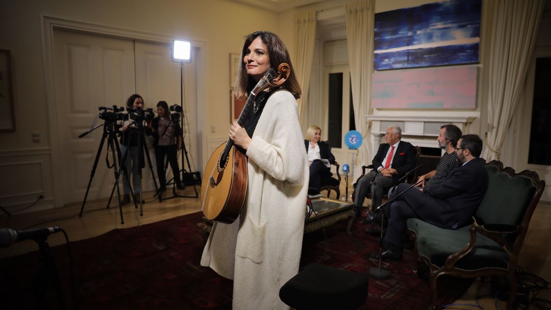 Marta Pereira da Costa, primeira guitarrista mulher profissional de fado a nível mundial, interpretou a "Verdes Anos", de Carlos Paredes.
