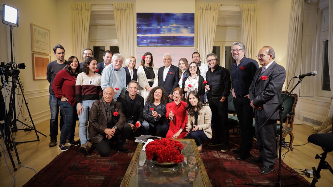 Fotografia de grupo com todos os convidados e com a equipa da Renascença que participou na emissão especial dos 45 anos do 25 de Abril.