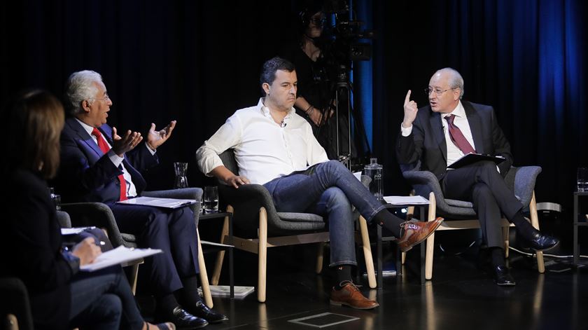 André Silva do PAN (ao centro) lamentou que em Portugal haja "cidadãos de primeira e de segunda", lembrando que "500 mil votos válidos não serviram para eleger nenhum mandato"